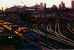 第1回  大判部門 佳作 夕映えの三鷹電車庫