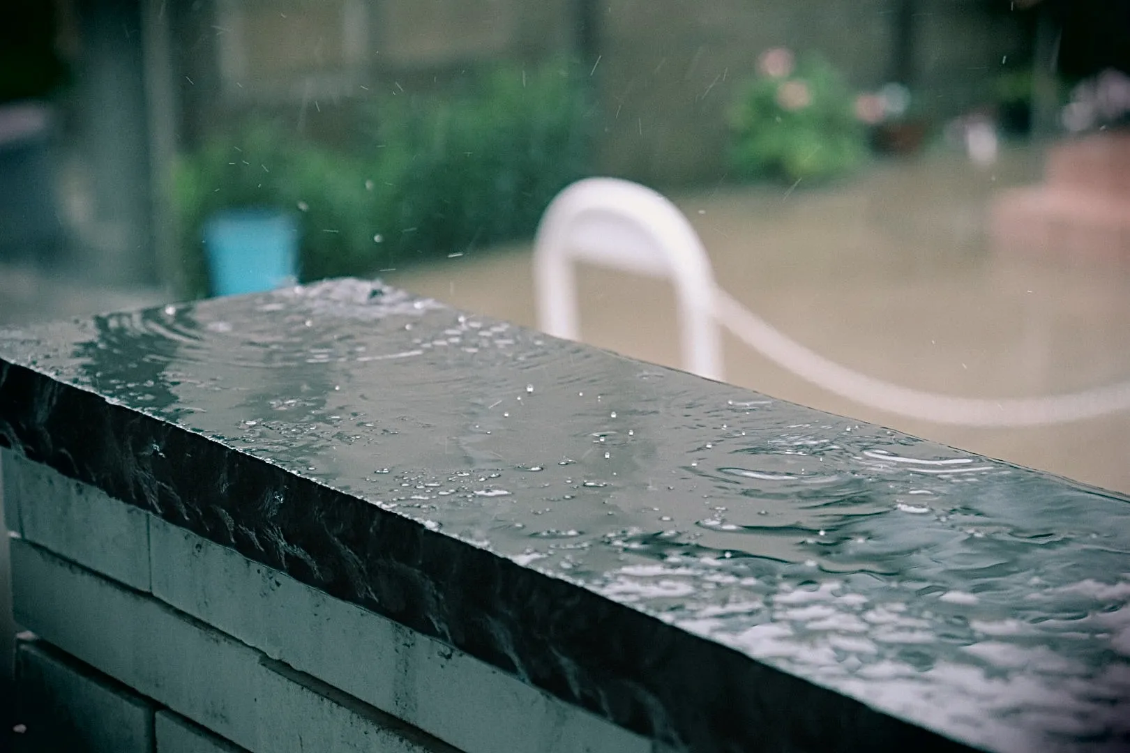 未来の写真家賞1鴻田 千絵さん作品名：踊る雨粒の写真
