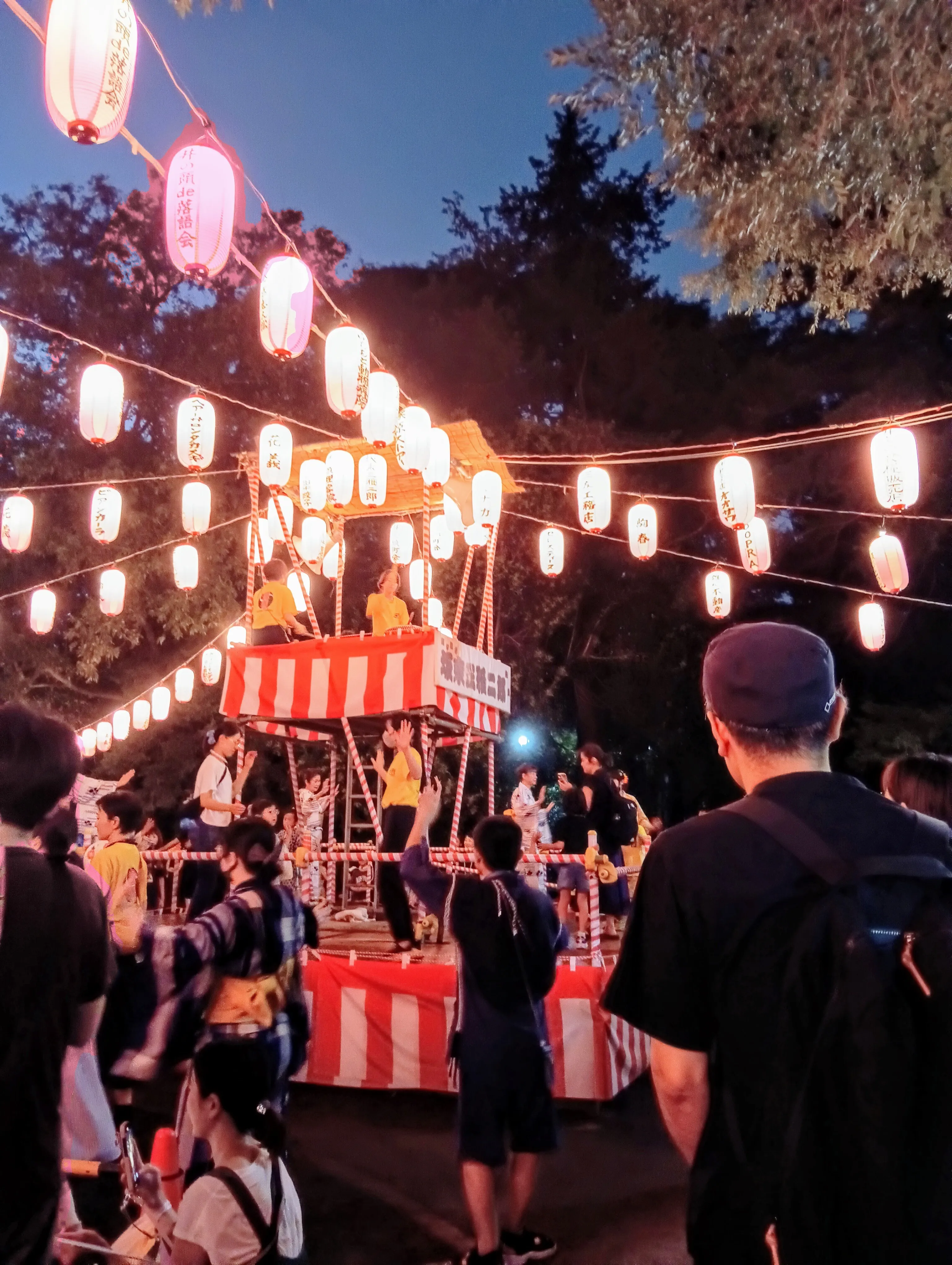 未来の写真家賞4出雲 はるさん作品名：月より明るい　お祭り騒ぎの写真