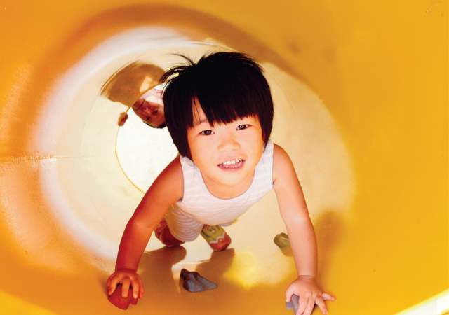 「異空間へＧＯ！」遠藤 佑紀さん（2005年）撮影場所：公園用遊具にて（新川・中原）