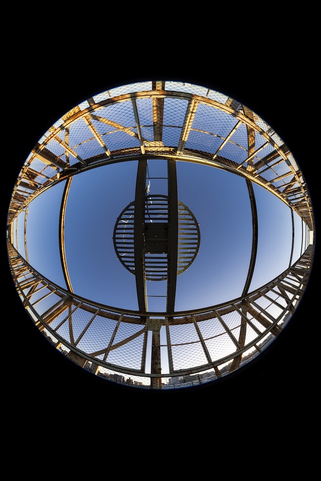 「ふたつのアイ」島 冬衣さん（2023年）撮影場所：三鷹跨線人道橋