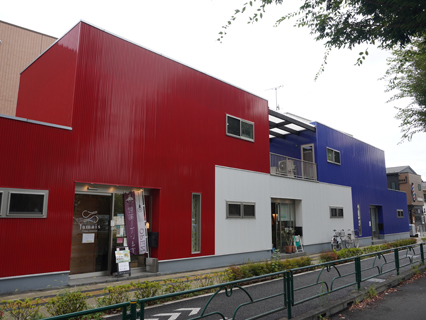 トリコロールカラーの建物